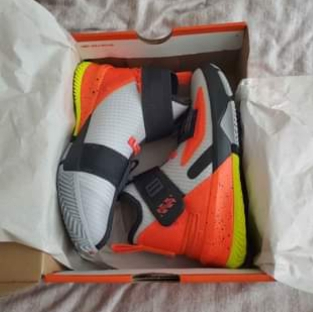 Youth LeBron Nike sz1